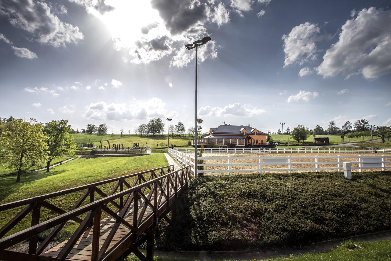 Hotel Horse Riding - Jezdecky Areal Tršice Eksteriør billede