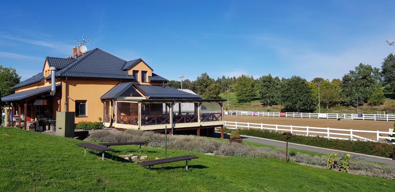 Hotel Horse Riding - Jezdecky Areal Tršice Eksteriør billede