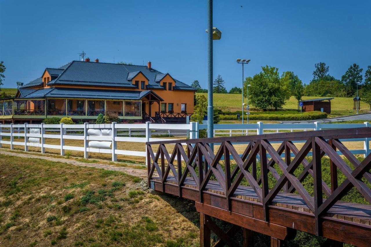 Hotel Horse Riding - Jezdecky Areal Tršice Eksteriør billede